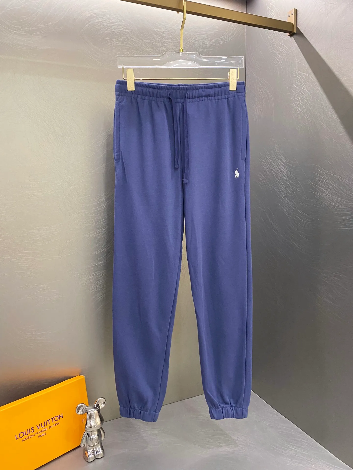 P260 Ralph Lauren/POLO 2025 spring classic embroidered terry solid color sweatpants.           The most high-end exclusive launch in the market! Hot sales online! Embroidered casual terry sweatpants! The upper body is extremely soft and comfortable! The texture, washability, and durability all have a high quality level! Perfect for the season! A cost-effective product that can be used by both men and women! Needless to say, the quality of these amazing pants can be easily worn by both young and old! The first choice for versatile pants for sports and fitness. Casual and everyday, the highlight is the three-dimensional logo embroidery. A simple brand that follows fashion trends. Purely manual measurement, there is an error of 1-2 cm Color: Black Navy Size: M-XXL M: Length 106 Waist 66 Hips 94 Foot 30 L: Length 107 Waist 69 Hips 98 Foot 32 Sleeves and hips: 104, Feet: 36